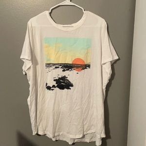 White old navy t shirt